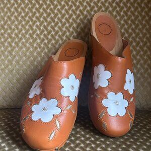 PENELOPE CHILVERS Babette Tan Gold Leather Stud Cut out Floral Clogs NEW 9